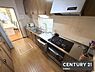 キッチン：【　キッチン　/　Kitchen　】お料理に集中できる独立型キッチン冷蔵庫置き場があり作業スペースもしっかり確保できます！