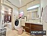 洗面：【　洗面所　/　Washroom　】帰宅後すぐに手洗いうがいが可能な動線の洗面所