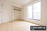 寝室：【　寝室　/　6帖　】バルコニーに面した明るくあたたかな寝室お好みの家具を置いてこだわりの空間を楽しめますね！