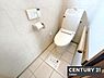 トイレ：【　トイレ　/　toilet　】明るく清潔的なトイレ窓があり素早く換気できます