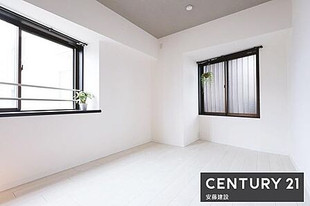 【 寝室 / 6.1帖 】2面採光で空間が明るいお部屋お好みの家具を置いてこだわりの空間を楽しめますね!クローゼット完備