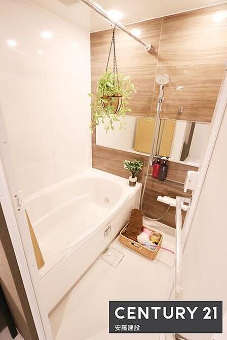 【 浴室 / Bathroom 】たっぷりのお湯にゆったり浸かれそうな、清潔感ある浴室