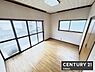寝室：【　寝室　/　6帖　】バルコニーに面した明るくあたたかな寝室お好みの家具を置いてこだわりの空間を楽しめますね！