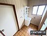 洗面：【　洗面所　/　Washroom　】洗面所はゆとりある広さで、忙しい朝もストレスフリーに身支度できそうな空間