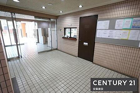 【 エントランス 】エントランス入ってすぐ管理人室もあり安心ですエレベーター完備
