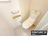 トイレ：【　トイレ　/　toilet　】明るく清潔的なウォシュレット付きトイレ開閉がしやすい窓位置で換気や窓自体の掃除もしやすいのがポイント！