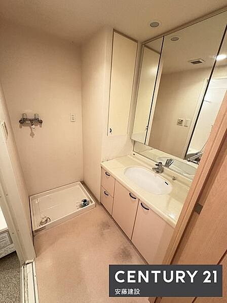 【 浴室 / Bathroom 】一日の疲れを癒すための心地よいバスタイム浴室乾燥機が備わっており換気しやすく、冬場は過度な温度差を防げます