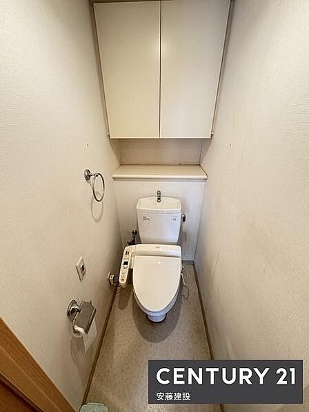 【 トイレ / toilet 】トイレットペーパーや掃除用具をしまえる収納完備のトイレ