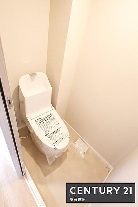 【 2階トイレ / toilet 】明るく清潔的なウォッシュレット付きトイレ