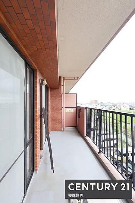 【 バルコニー / Balcony 】リビングから出入可能な南東向きバルコニープランター等も置けるゆとりある横幅
