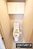 トイレ：【　トイレ　/　toilet　】明るく清潔的なウォッシュレット付きトイレトイレットペーパーや掃除用具を置ける棚付き