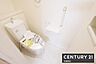 トイレ：【　トイレ　/　toilet　】清潔的なウォッシュレット付きトイレトイレットペーパーや掃除用具をしまえる収納付き