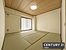 和室：【　和室　/　8帖　】リビング横の和室は、バルコニーに面していて暖かな空間