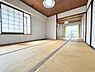 和室：二間続きの和室は、襖を開けることで開放感のある広々とした空間としてお使いいただけます。窓から自然光が差し込む明るい室内で、客室やくつろぎのスペースなど、ライフスタイルに合わせて幅広く活用できます。