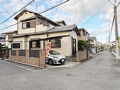 外観：角地に位置するため開放感があり容易にアクセスできます。落ち着いた住宅街に佇む魅力的な外観が印象的です。敷地内には駐車スペースが確保されており便利です。