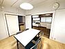 洋室：明るい光が差し込む洋室です。隣接するダイニングキッチンへの動線が便利です。