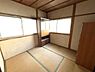 和室：明るい光が差し込む和室です。ゆとりのある空間設計で畳の温かみが感じられます。押入も備え付けられておりすっきりとした印象です。落ち着いた雰囲気が魅力的です。