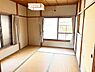 和室：大きな窓からしっかりと光が差し込み明るい雰囲気の和室です。畳の上でくつろげる空間が広がっています。