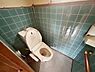 トイレ：グリーンのタイルが特徴的なトイレです。ウォシュレット付きで快適にご利用いただけます。手すりが設置されており利便性が考えられています。