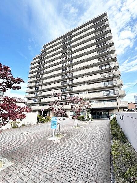 明るい空に映える外観が印象的なマンションです。エントランスまでのアプローチも整備されており清潔感があります。バルコニーが各戸に設けられていて開放的な雰囲気が感じられます。