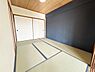 和室：落ち着いたクロスが彩る、モダンな和室。天井の木目調も温かみを感じます。