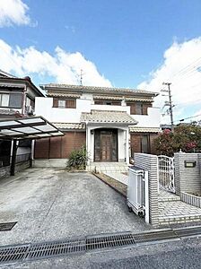 外観:【一部AIモノ消し済み・実際の現況優先】シンプルなデザインが街並みに調和しています。道路に面した明るい立地で開放感が感じられます。 外観:【一部AIモノ消し済み・実際の現況優先】シンプルなデザインが街並みに調和しています。道路に面した明るい立地で開放感が感じられます。