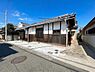 その他：落ち着いた雰囲気が漂う木造の外観が特徴です。伝統的なデザインが印象的な建物で景観に調和しています。窓の格子がアクセントとなり通りに面した立地です。日当たりの良い環境もうかがえます。