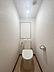 トイレ：シンプルで機能的なトイレスペースです。壁や床が明るい色合いでまとめられており清潔感があります。
