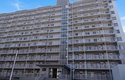 外観:青空に映える堂々たる大規模マンション。ゆとりある共用部と行き届いた管理体制のもと、安心して長く住み続けられる理想の住まいです。 外観:青空に映える堂々たる大規模マンション。ゆとりある共用部と行き届いた管理体制のもと、安心して長く住み続けられる理想の住まいです。