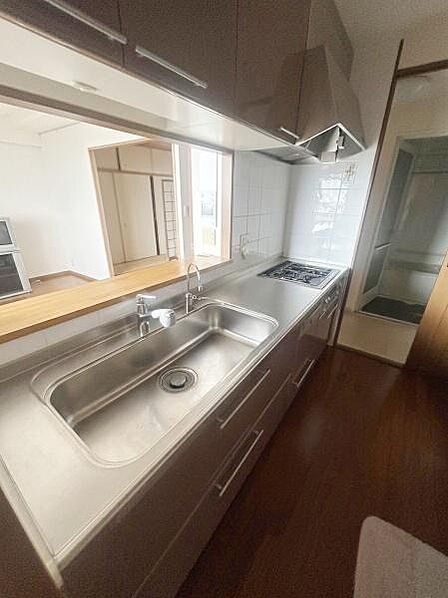 【一部AIモノ消し済み・実際の室内状況優先】広めのシンクでお手入れもしやすいです。カウンター越しに室内の様子も見渡せるデザインです。