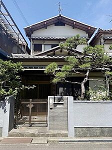外観:趣のある伝統的な外観が印象的です。落ち着いた雰囲気の門構えが魅力です。手入れされた植栽が外観に彩りを添えています。通りからの視線も気になりにくい造りです。季節ごとの表情も楽しめます。 外観:趣のある伝統的な外観が印象的です。落ち着いた雰囲気の門構えが魅力です。手入れされた植栽が外観に彩りを添えています。通りからの視線も気になりにくい造りです。季節ごとの表情も楽しめます。