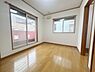 洋室：二面採光で日差しがしっかりと入る洋室です。床は明るい色味で全体的に清潔感があります。壁や天井も白を基調としており落ち着いた雰囲気が印象的です。室内はスッキリとした空間でレイアウトの自由度も高そうです。