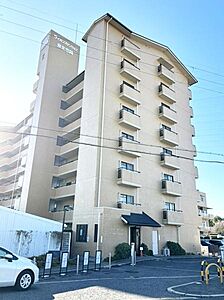外観：堂々とした佇まいが印象的なマンション。直線的なデザインと大きめの窓がアクセントになっています。前面道路からのアクセスも良好です。日当たりを感じられる配置です。