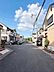 その他：落ち着いた街並みが広がる前面道路の現地写真です。道路幅がしっかりと確保され車の出入りもスムーズに行えます。周辺には整然とした住宅が立ち並びすっきりとした印象を受けます。