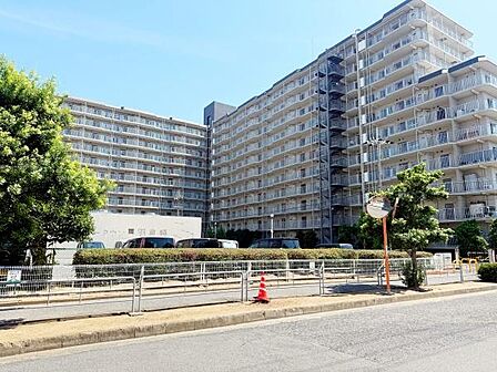 南海本線「羽倉崎」駅徒歩約4分!コンビニ・スーパー・ホームセンターが徒歩5分圏内に揃う暮らしやすい立地です。中学校も徒歩約12分と近く、車で約6分のりんくうプレミアム・アウトレットへのお出かけも便利。