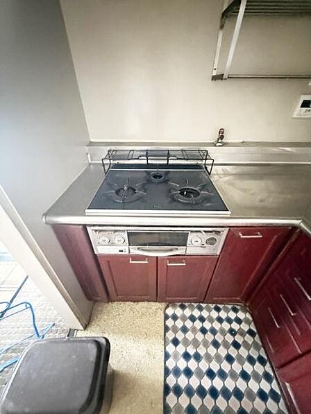 【一部AIモノ消し済み・実際の室内状況優先】シンプルシンプルなデザインのキッチンです。お手入れがしやすいステンレス天板が採用されています。ガステーブルは操作しやすい位置に配置されています。