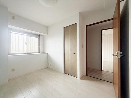 明るい光が差し込む洋室です。シンプルで清潔感のある内装が特徴となっています。収納スペースもありお部屋をすっきりと整えられます。