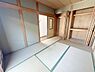 和室：和室ならではの落ち着いた雰囲気が特徴です。収納が備わっており収納力があります。畳の上でゆったりと過ごせる空間です。窓からの自然な明るさが感じられます。