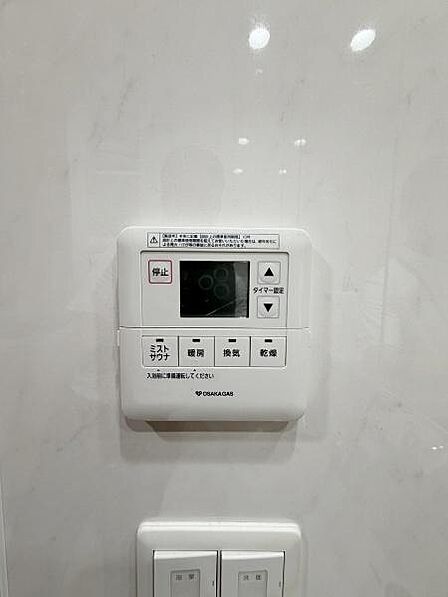 シンプルなデザインの給湯リモコンが壁面に設置されていて操作性にも配慮されています。表示も見やすくお手入れも容易な壁面です。ボタン配置が分かりやすく必要な機能へすぐにアクセスできます。