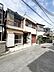 その他：落ち着いた色合いの外観が印象的な戸建てです。前面道路は交通量が少なくゆったりとした雰囲気です。周囲には同じような住居が並び静かな環境を感じられます。