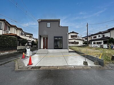 外観:グレーをメインカラーとし、屋根や格子にブラックを配した外観。建物の形状に奥行きと立体感があり、すっきりとした中にも存在感を感じられます。 外観:グレーをメインカラーとし、屋根や格子にブラックを配した外観。建物の形状に奥行きと立体感があり、すっきりとした中にも存在感を感じられます。