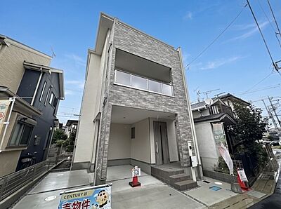 外観：新田駅徒歩15分の立地で、生活利便性と落ち着いた住環境を兼ね備えています。徒歩圏内にはスーパーやドラッグストアなどが揃い、日常のお買い物も快適。