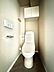 トイレ：ウォシュレット機能付きの暖房便座を備えたトイレです。寒い朝でも使いやすく、収納スペースには日用品をしまえるため、すっきりとした空間を保ちながら毎日気持ちよく利用できます。