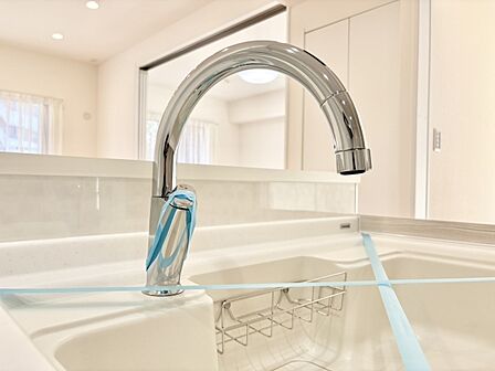 調理中や洗い物の際にも便利なタッチレス水栓。手をかざすだけで水の出し止めができ、毎日の家事をサポートしてくれます。