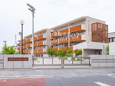 谷塚小学校まで1200m、谷塚小学校1200m(徒歩分15)