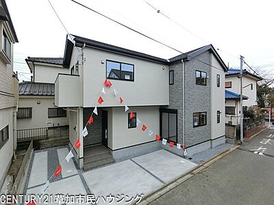 外観：モダンな外観が印象的な新築物件です。シンプルなデザインが周囲と調和し暮らしやすさを感じさせます。広々とした2台分の駐車スペースも確保されており利便性が高いです。