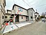 その他：シンプルでモダンな外観が目を引く二階建て住宅です。広々とした2台分の駐車スペースは利便性を高めます。周囲の静かな環境に調和したデザインが魅力です。