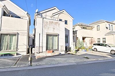 外観:穏やかな住宅街に位置する魅力的な外観の物件です。整然としたデザインと開放感のある大きな窓が明るさと空間の広がりを演出します。駐車スペースも完備されており利便性が高いです。 外観:穏やかな住宅街に位置する魅力的な外観の物件です。整然としたデザインと開放感のある大きな窓が明るさと空間の広がりを演出します。駐車スペースも完備されており利便性が高いです。