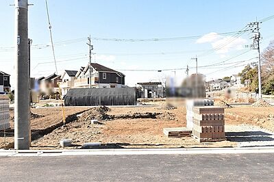 外観：建築条件なしの敷地。弊社グループ「白馬建設」にて建物プランをご提案できます。実際の陽当たりやサイズ感を現地でお確かめください。  