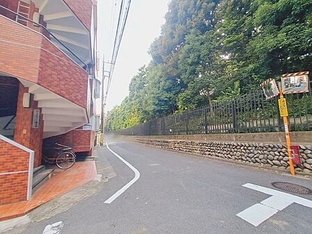 周辺は住宅が建ち並ぶ閑静な住宅街です。 